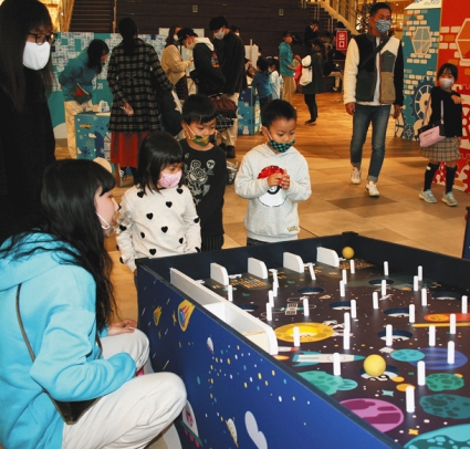 宇宙を描いたスマートボールで遊ぶ子どもたち＝日進市赤池町のプライムツリー赤池で