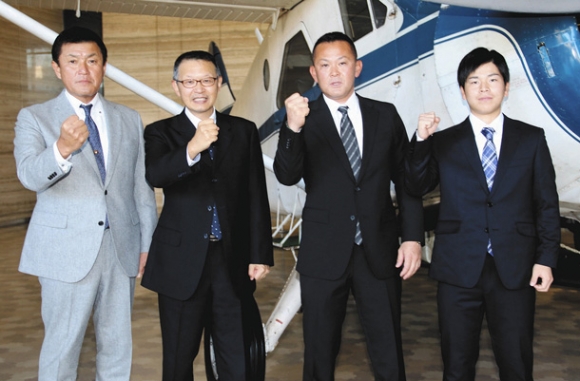 奮闘を誓う愛知東邦大の田中洋新監督（右から２人目）や森田泰弘総監督（左端）ら＝中日新聞社で