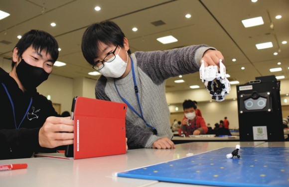 ブロックを少しずつ動かして撮影しアニメーションを作る子どもたち＝瀬戸市蔵所町で