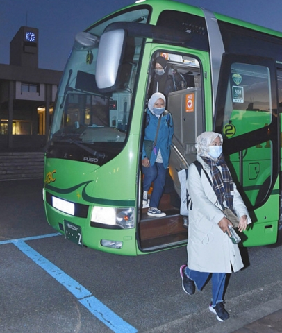 名古屋大に到着した外国人留学生ら＝名古屋市千種区で（桜井泰撮影）