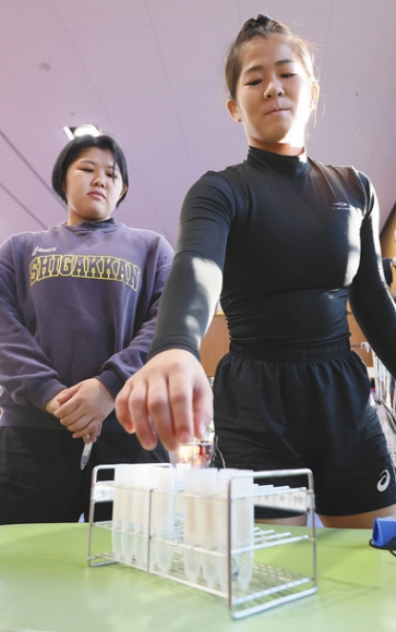 ＰＣＲ検査の検体を提出する至学館大レスリング部員＝大府市の同大で