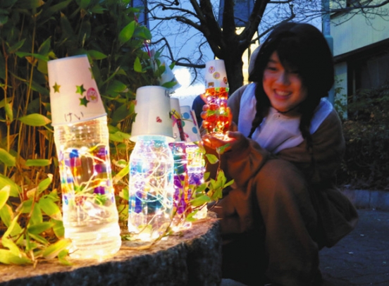 除草や清掃が終わりきれいになった街園でイルミネーションを飾り付ける中村さん=中川区で