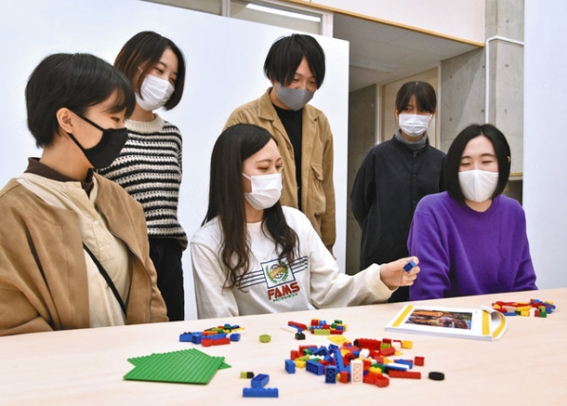 レゴランドの来園者向けのサービスを提案した学生たち＝北名古屋市徳重の名古屋芸術大で