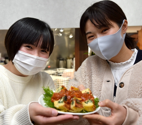 「彩りキッシュ」をＰＲする中京学院大短期大学部健康栄養学科の学生ら＝中津川市茄子川の「こうじキッチンこぎちゃん」で