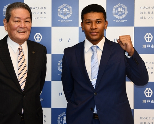 伊藤市長（左）に抱負を語った宮本選手＝瀬戸市役所で
