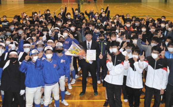 野球部や応援団の後輩らに囲まれる山本選手（中央）＝東郷町の東郷高で