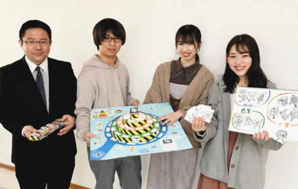 受賞作を披露する（右から）鈴木さん、牧原さん、瀬角さん、山岡准教授＝天白区の東海学園大で
