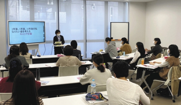 歯科衛生士への復職などを支援するリカレント教育の授業＝名古屋市千種区の愛知学院大短期大学部で