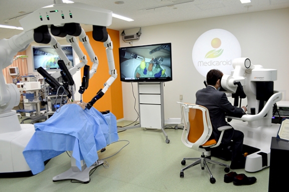 内覧会で公開されたヒノトリの模擬操作＝豊明市の藤田医科大「メディカロイド　インテリジェンス　ラボラトリー　名古屋」で