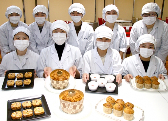 考案した商品をＰＲする学生たち＝稲沢市稲葉２の愛知文教女子短大で