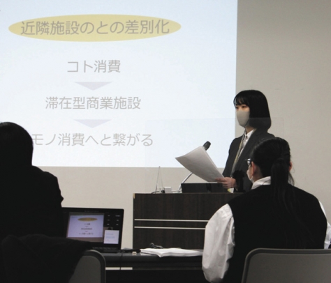 ラシックの今後の方向性を提言する名古屋学芸大の学生＝栄のラシックで