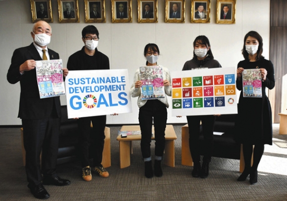 開催を報告した（右から）仕掛け人の曽根さん、日本福祉大の坂本さん、鳥居さん、竹内さんと榊原市長＝半田市役所で