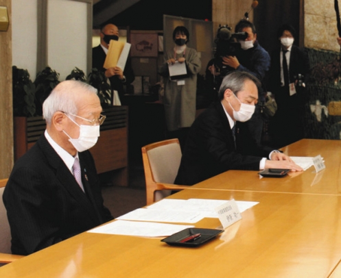 活動方針などを確認する（左から）伊奈会長、愛工大の後藤学長＝県公館で