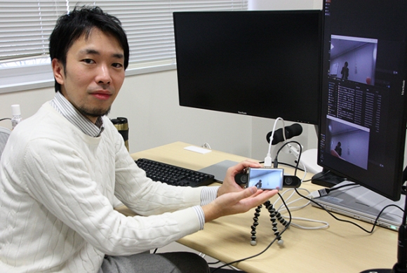 ウェブ会議システムで目線が合わない違和感を解消する技術を開発した坂知樹さん＝石川県白山市の金沢工業大やつかほリサーチキャンパスで