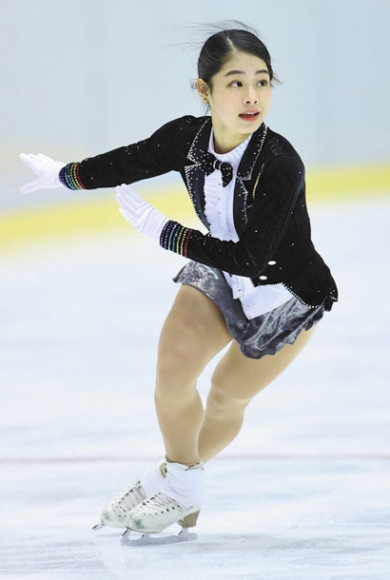 成年女子フリーで演技する横井選手=名古屋市ガイシプラザで