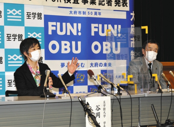 新たに実施するＰＣＲ検査の内容を説明する谷岡学長（左）と岡村市長＝大府市役所で