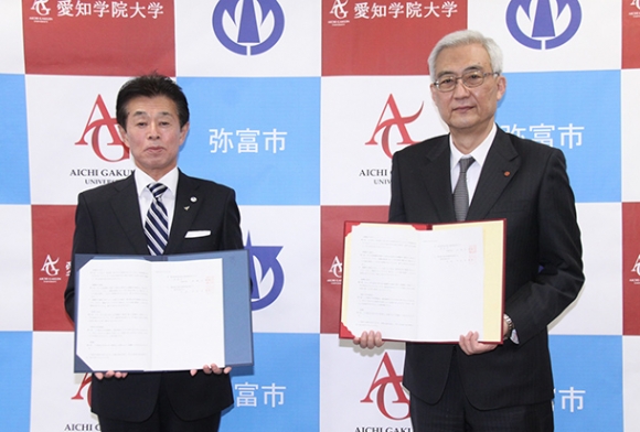 協定を結んだ安藤市長（左）と引田学長＝日進市の愛知学院大で