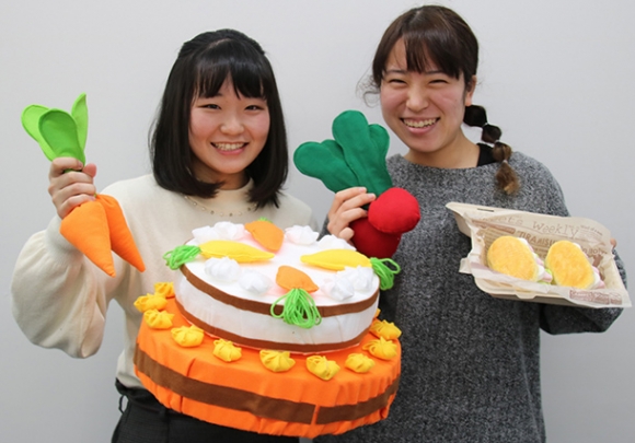 動画の視聴を呼び掛ける学生ら＝中日新聞豊橋総局で