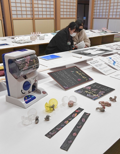 学生が考えた城などの新しいデザインや企画が並ぶ会場＝名古屋市中区の名古屋城本丸御殿で