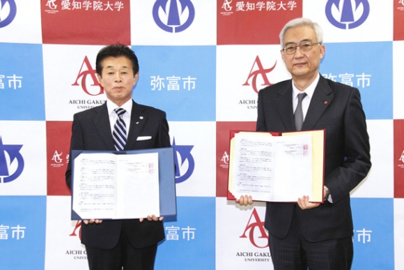協定を結んだ安藤市長(左)と引田学長=日進市の愛知学院大で
