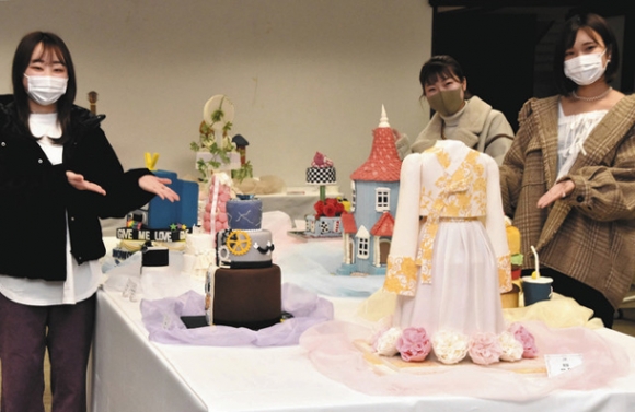 学生が卒業制作で仕上げた繊細なシュガークラフトの作品＝一宮市の尾張一宮駅前ビルで