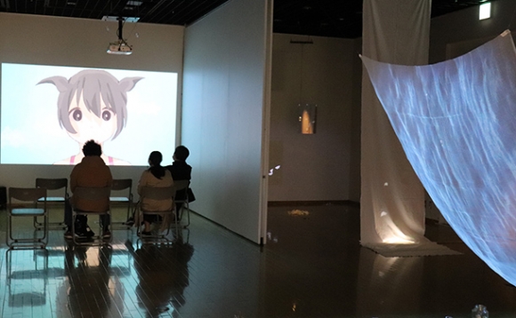 映像作品などが並ぶ会場＝刈谷市総合文化センターで