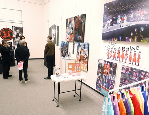 みずみずしい感性の作品が並ぶ卒展・修了展＝栄の県美術館ギャラリーで