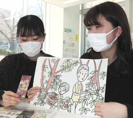 紙芝居を使って子どもたちにフェアトレードについて教える練習をする梅津さん(右)と神谷さん=長久手市片平の愛知淑徳大で