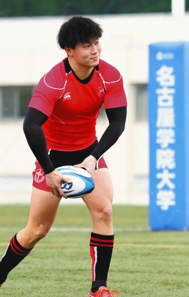 ＮＴＴドコモレッドハリケーンズへの入団が決まった牧山選手＝瀬戸市の名古屋学院大瀬戸キャンパスで