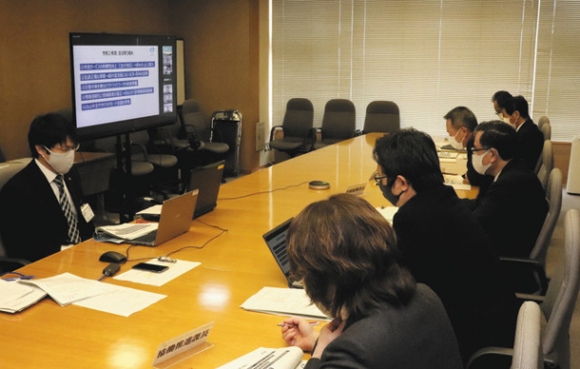 金沢工業大との連携をオンライン会議で確認する白山市の関係者ら＝白山市役所で