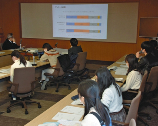 学生の発表に耳を傾ける伊藤市長(左端)ら=瀬戸市役所で