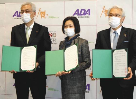 協定を結んだ引田学長（左）、金森会長（中）、内堀会長＝名古屋市千種区で