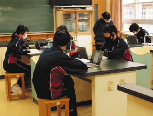 名城大生から学習支援を受ける生徒ら＝南木曽町南木曽中で