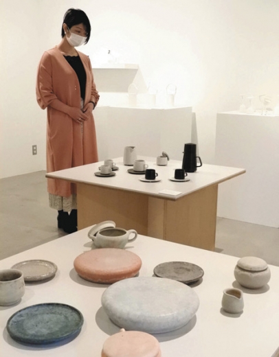 県立芸術大、大学院で陶磁器を学ぶ院生、学生ら１０人の作品が並ぶ展示＝名東区社が丘１のギャラリーＩＤＦで