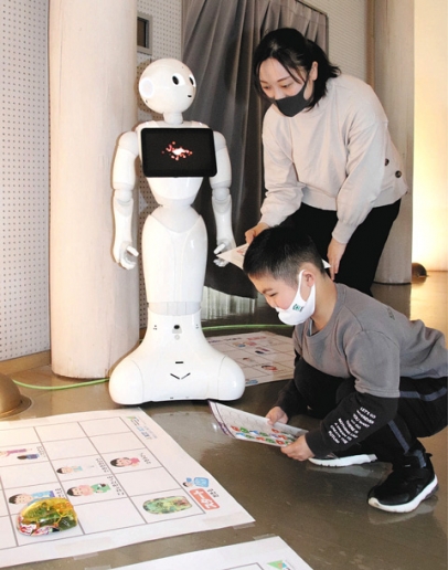 専用の教材で動作の指示をプログラミングしたロボットカーの動きを確かめる児童=加賀市の中谷宇吉郎雪の科学館で