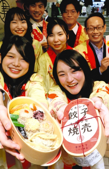 松浦専務（中列右）と共同開発した新商品をＰＲする愛知大の学生ら＝名駅の近鉄パッセで