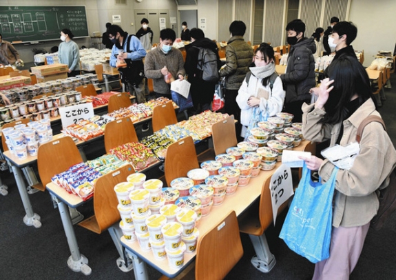 食料を袋に詰める学生たち=天白区塩釜口1の名城大で