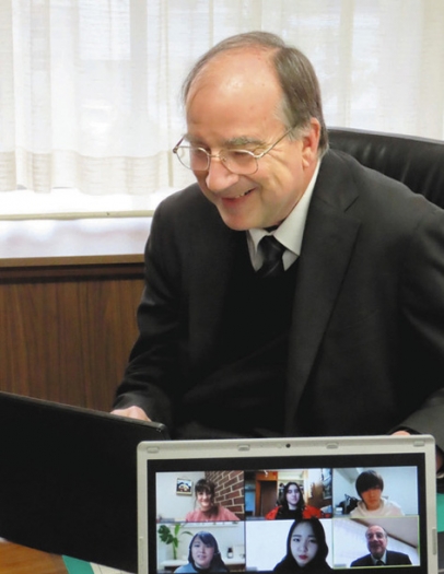 ロバート・キサラ学長が日米の学生をつないで実施したＣＯＩＬ型授業＝名古屋市昭和区の南山大で