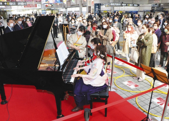 「駅ピアノ」を演奏する名古屋音楽大の学生たち=金山総合駅で