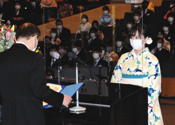 透明なついたてなど感染対策を取りながら実施された卒業式=いずれも鈴鹿市南玉垣町の鈴鹿医療科学大白子キャンパスで