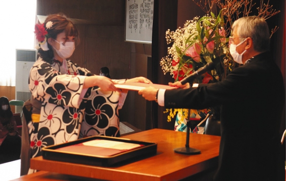 曽根学長（右）から学位記を受け取る卒業生＝大垣市の大垣女子短大で