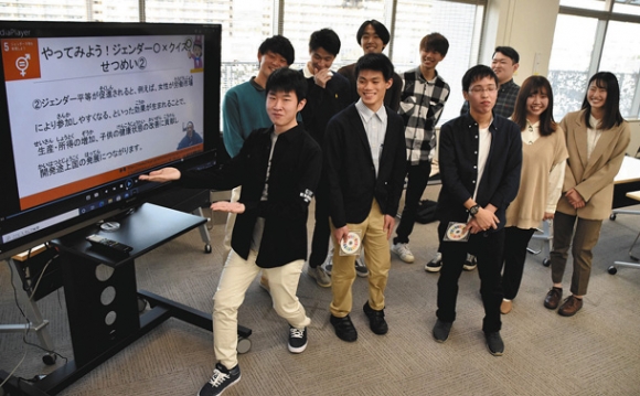 ＳＤＧｓのＤＶＤを作った東海学園大生たち＝みよし市役所で