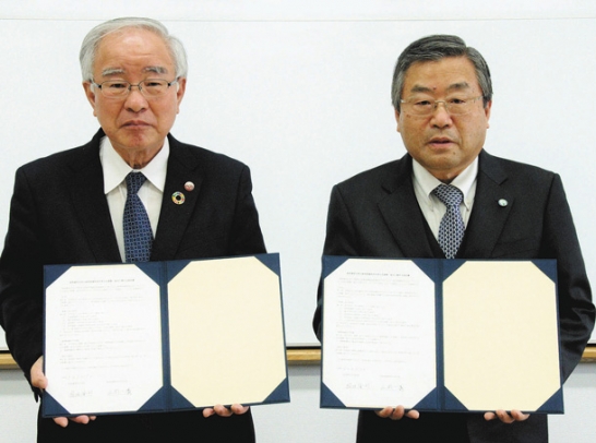 協定を結んだ岐阜薬科大の稲垣学長（左）と岐阜医療科学大の山岡学長＝岐阜市大学西の岐阜薬科大で