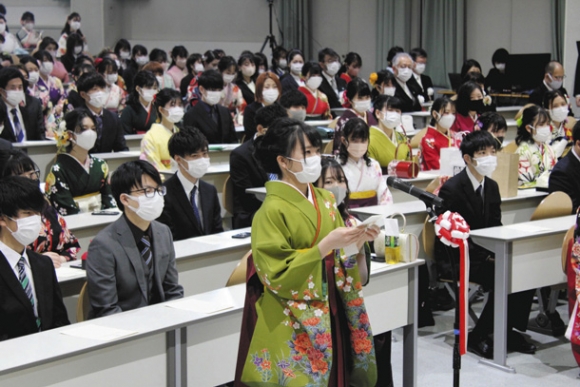 決意を述べる卒業生代表の鈴木さん＝関市市平賀の岐阜医療科学大で