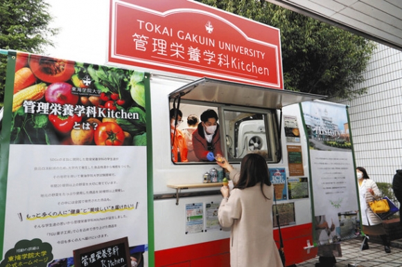 4月から営業を始める東海学院大のキッチンカー=各務原市で