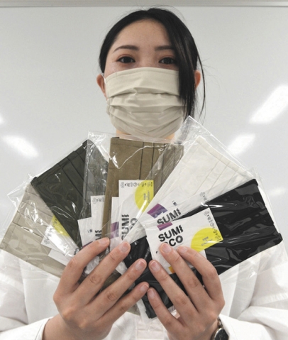 高機能マスクを企画した手塚さん＝日進市の名古屋学芸大で