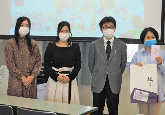 寄付金を手渡した近藤さん（左から２人目）ら＝豊明市の名古屋短期大で