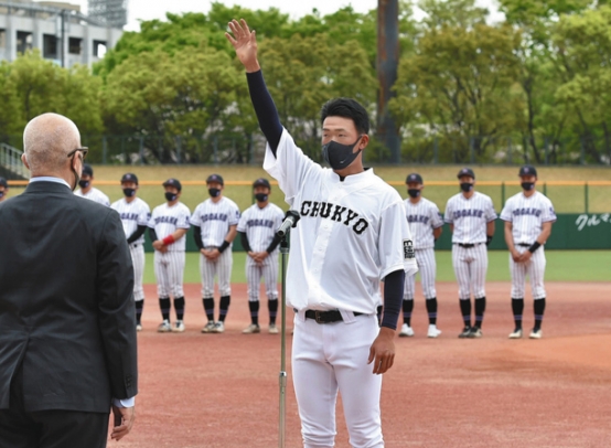 開会式で選手宣誓する中京大の加藤大貴主将＝３日午前、名古屋市瑞穂区のパロマ瑞穂球場で