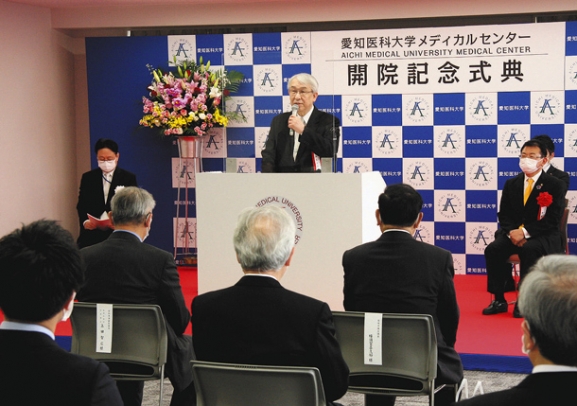 メディカルセンターの記念式典であいさつする祖父江理事長＝岡崎市仁木町で
