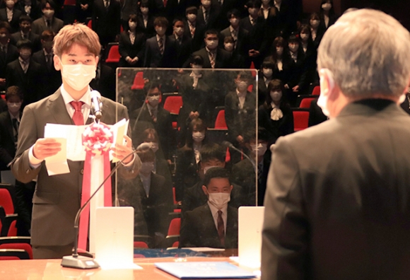 新入生代表で決意を語る小林さん(左)=可児市文化創造センターで